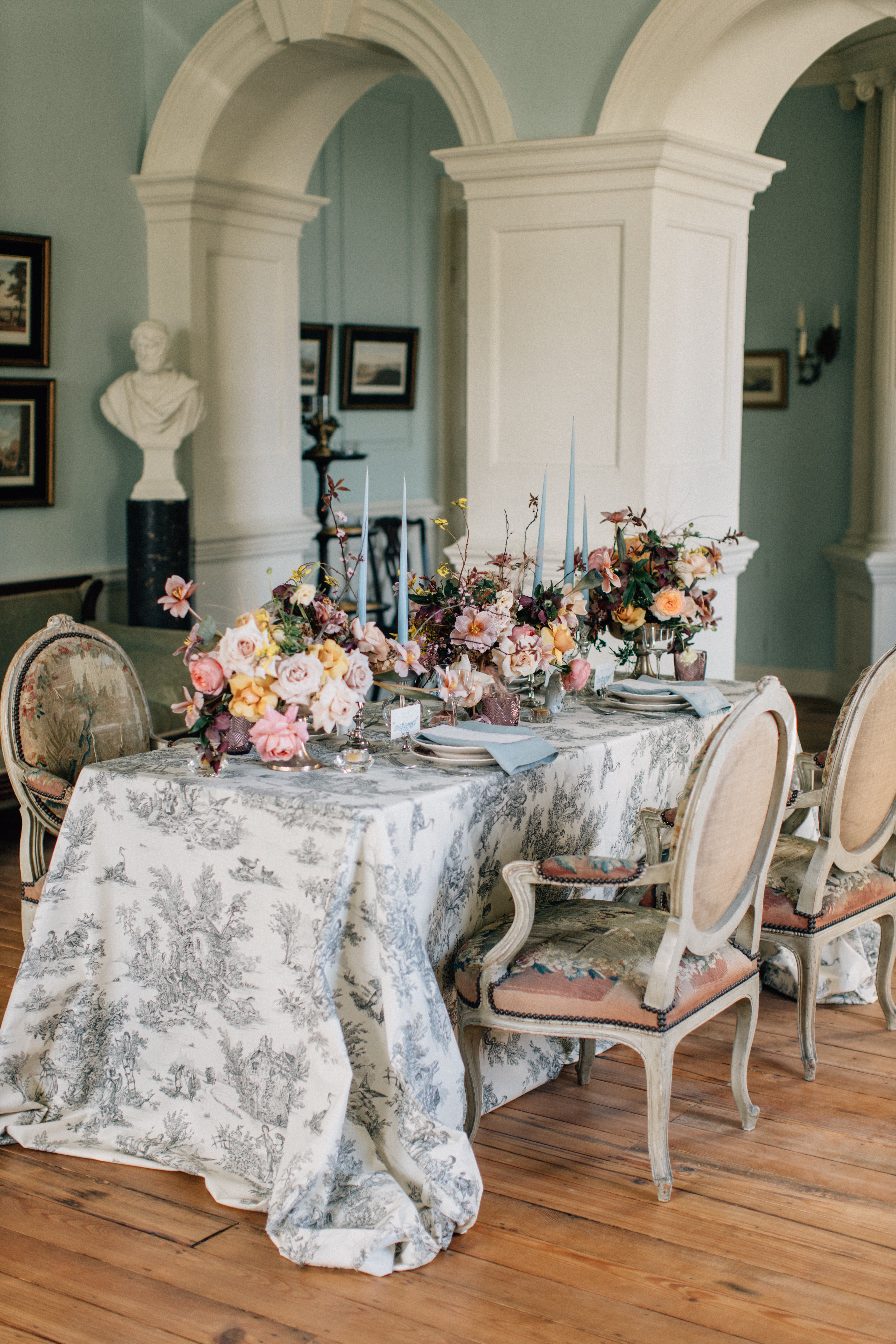 Romantic wedding table setting